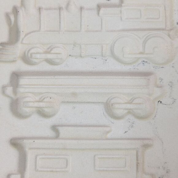 The Pampered Chef 1998 Gingerbread Train Stoneware Mold - Picture 6 of 11